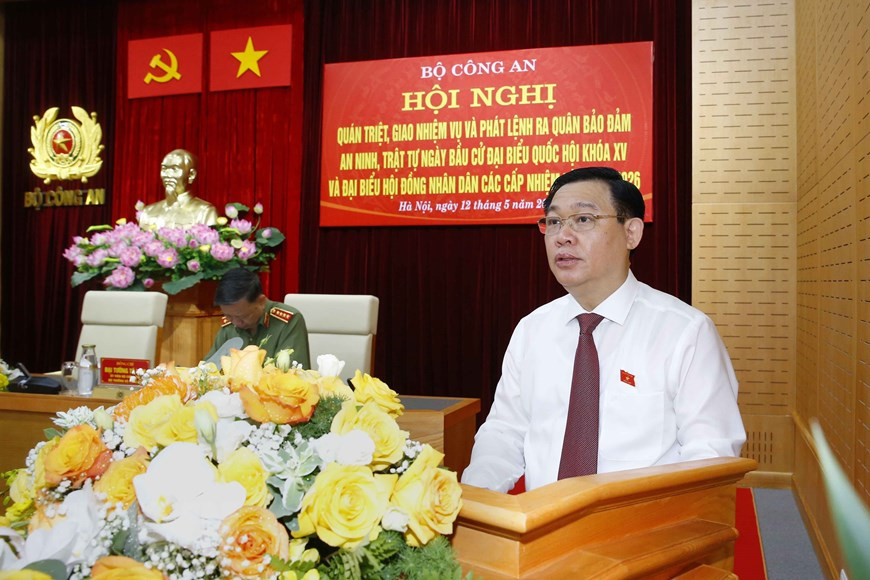 El presidente de la Asamblea Nacional, Vuong Dinh Hue, pronuncia un discurso en la teleconferencia (Foto: VNA)