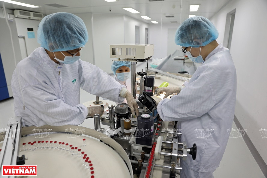 Después de ser examinado, los viales se pasan al proceso de etiquetado automático (Fuente: VNA)