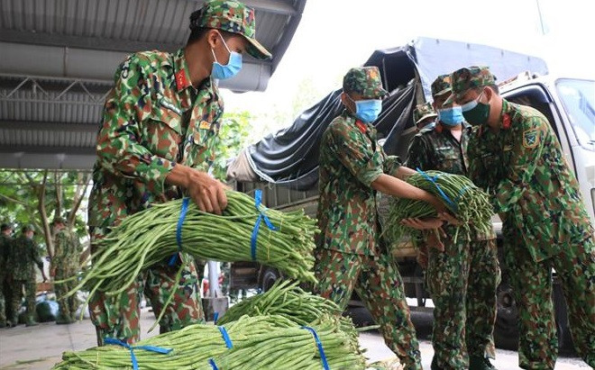 El Comando Militar de la provincia de Dong Thap apoya el transporte de 50 toneladas de productos agrícolas para los habitantes de Ciudad Ho Chi Minh (Foto: VNA)
