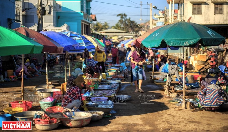 El mercado de pescado de Lang Nai, ubicado al lado de la laguna, es conocido por sus mariscos frescos a precio asequible (Fuente: VNA)