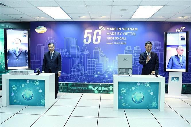 Varias empresas vietnamitas de telecomunicaciones y tecnología de la información han crecido rápidamente. En la foto: El 17 de enero de 2020, en Hanoi, el Ministro de Información y Comunicación, Nguyen Manh Hung, y el Ministro de Ciencia y Tecnología, Chu Ngoc Anh, realizaron la primera videollamada utilizando una línea de transmisión de datos conectada a 5G en transceptores de gNodeB, un sistema producido por el Grupo Militar de Telecomunicaciones Viettel. (Foto: VNA)