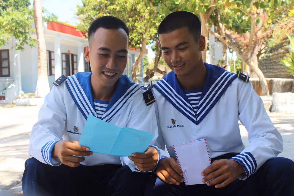 Soldados de la isla de Nam Yet están felices cuando leen las cartas enviadas por sus familiares (Foto: VNA)