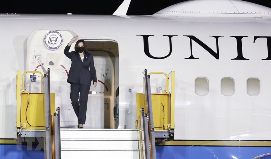 La vicepresidenta de Estados Unidos, Kamala Harris, en el aeropuerto de Noi Bai, en Hanoi (Foto: VNA)