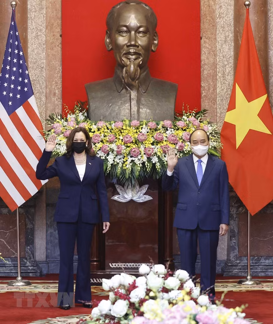 El presidente de Vietnam, Nguyen Xuan Phuc, y la vicepresidenta de Estados Unidos, Kamala Harris (Foto: VNA)