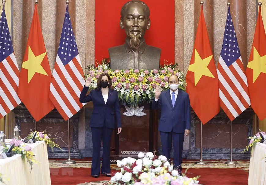 El presidente vietnamita, Nguyen Xuan Phuc, y la vicepresidenta estadounidense, Kamala Harris (Foto: VNA)