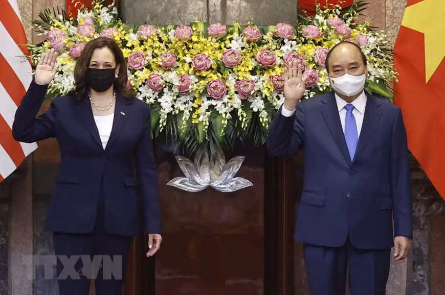 El presidente vietnamita, Nguyen Xuan Phuc, y la vicepresidenta estadounidense, Kamala Harris, en el encuentro (Foto: VNA)