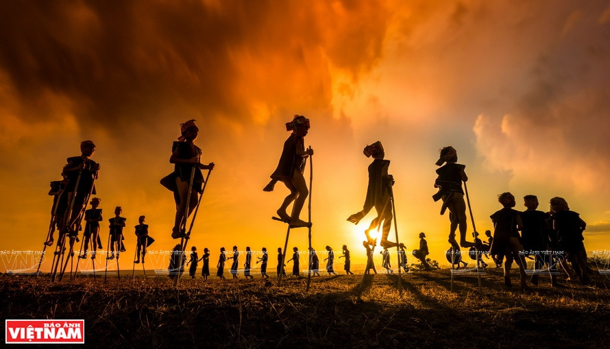 “Niños bailando sobre zancos”. (Foto: VNA)