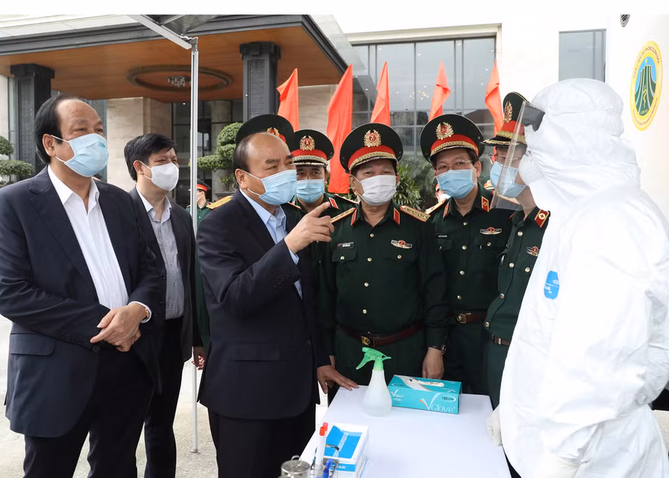 El 22 de marzo de 2020, en la sede del Departamento de Medicina Militar, el primer ministro de Vietnam, Nguyen Xuan Phuc, supervisó las labores de prevención y control de epidemias del Ministerio de Defensa. (Foto: VNA)
