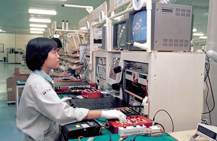 La Ley de Inversión Extranjera en Vietnam, aprobada por la Asamblea Nacional el 29 de diciembre de 1987, fue una “decisión histórica” para abrir el flujo de inversión extranjera directa (IED) en Vietnam, creando un impulso para el desarrollo de la economía nacional. En la foto: La compañía de pinturas TOA Vietnam (del Grupo TOA de Tailandia) comenzó a operar en Vietnam poco después de la entrada en vigor de la Ley de Inversión Extranjera, centrada en la producción de pinturas y revestimiento y productos químicos. (Foto: VNA)