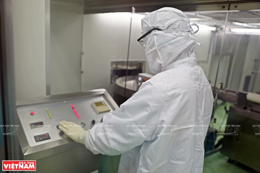 El proceso de preparación de máquinas antes de su operación en la compañía de vacunas y productos biológicos número 1 (VABIOTECH), en Hanoi (Fuente: VNA)