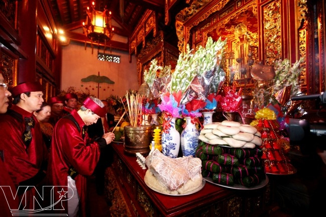 La ofrenda de incienso en el altar dedicado a Lac Long Quan, padre mitológico de la nación (Foto: VNA)