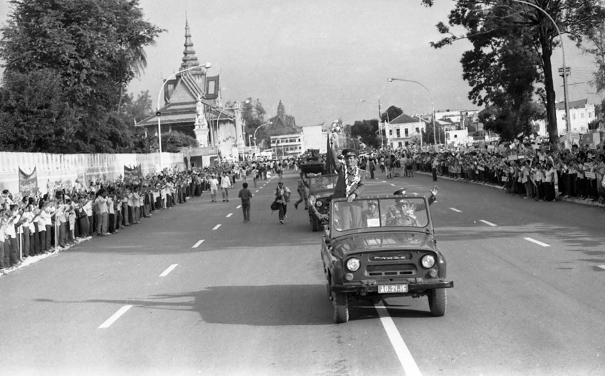 El 26 de septiembre de 1989, miles de personas en Phnom Penh despidieron a los últimos soldados voluntarios vietnamitas en su camino de repatriación, quienes completaron los 10 años de la misión internacionalista en Camboya (1979-1989) (Foto: VNA)