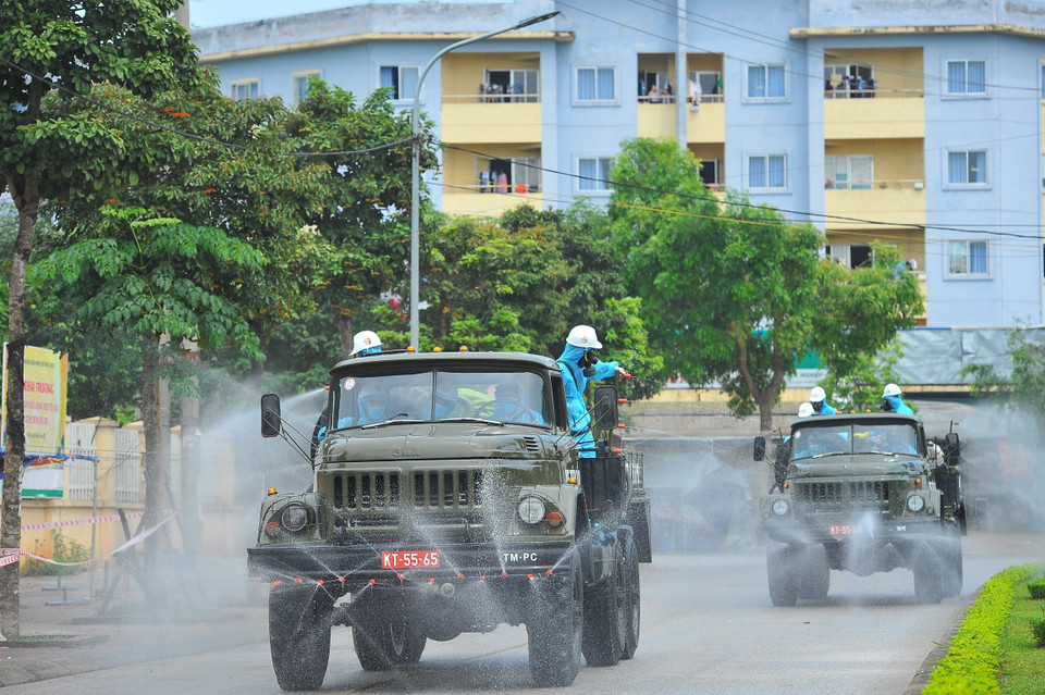 El Comando de Química realiza la desinfección de la dependencia 2 del Hospital Nacional de Enfermedades Tropicales en el distrito de Dong Anh (Foto: VNA)