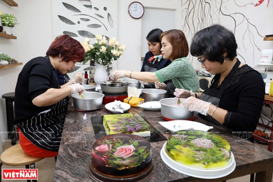 Los miembros del grupo Hoa Banh elaboran pasteles de gelatina de flores 3D (Foto: VNA)