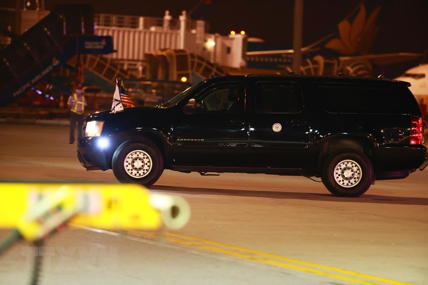 El automóvil que transportaba a la vicepresidenta de Estados Unidos, Kamala Harris, salió del aeropuerto internacional de Noi Bai, en Hanoi (Foto: VNA)