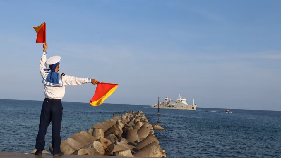 Soldados de la isla Song Tu Tay dan la bienvenida a los barcos que visitan la isla (Foto: VNA)