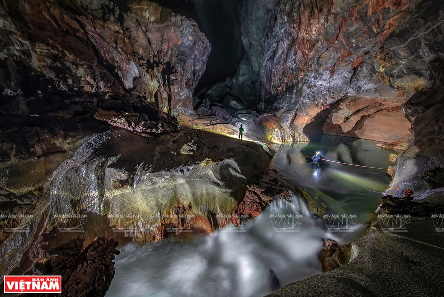 “Descubriendo la cueva de Son Doong”, la más grande del mundo. (Foto: VNA)