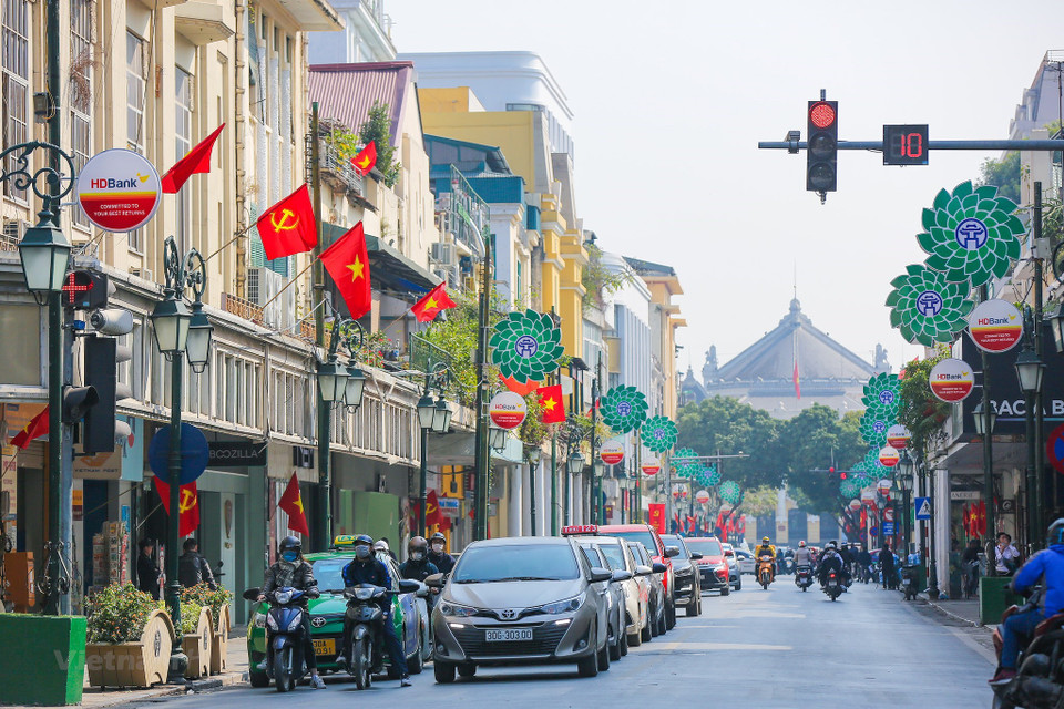 Hasta la actualidad, la mayoría de las principales vías de Hanoi se han decorado con coloridas banderas y flores. (Foto: Vietnam+)