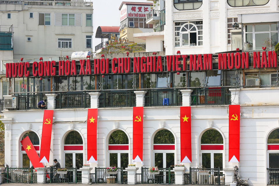En varias zonas concurridas, se izan las banderas nacionales y del Partido. (Foto: Vietnam+)