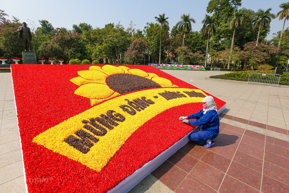 En el jardín de flores de Lenin, los trabajadores de la compañía de árboles urbanos de Hanoi han completado su decoración. (Foto: Vietnam+)