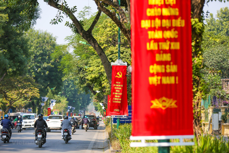 En saludo al XIII Congreso del Partido, el Comité Popular de Hanoi pidió al Departamento municipal de Construcción coordinar con las agencias relevantes para supervisar el embellecimiento urbano, sistema de iluminación y saneamiento ambiental. (Foto: Vietnam+)