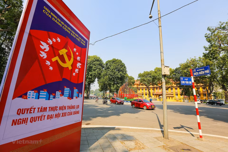 La cálida bienvenida al XIII Congreso del Partido se siente en muchas oficinas, sitios históricos y culturales de la capital. (Foto: Vietnam+)