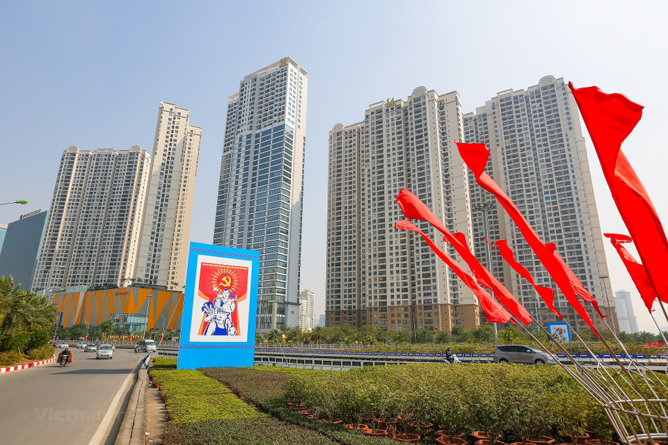 Paneles y carteles cuelgan frente a las nuevas obras de la capital. (Foto: Vietnam+)