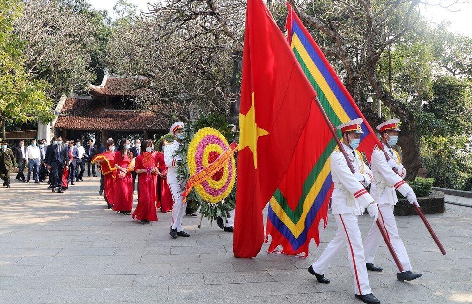 El 11 de febrero de 2021, en el palacio de Kinh Thien, de la Reliquia Histórica del Templo de los Reyes Hung, autoridades de la provincia de Phu Tho celebraron un acto solemne para rendir homenaje a los fundadores de la nación (Foto: VNA)
