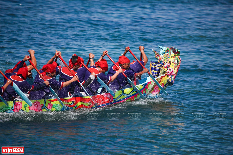 En la carrera, los remeros deben coordinarse rítmicamente para que el barco avance más rápido (Foto: VNA)