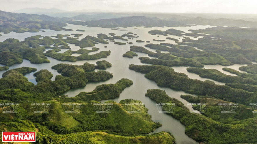 El lago Ta Dung, perteneciente a la reserva natural homónima, se ubica entre las mesetas de Dak Nong y Di Linh, y es un atractivo destino turístico (Foto: VNA)