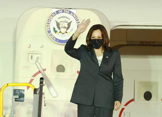 La vicepresidenta de Estados Unidos, Kamala Harris, llegó la noche del 24 de agosto a Hanoi, para iniciar una visita de tres días a Vietnam, por invitación de su homóloga anfitriona, Vo Thi Anh Xuan (Foto: VNA)