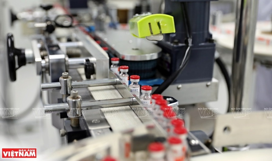 Hay dos variantes de la vacuna Sputnik V, el primer tiene una tapa azul y el segundo, con una tapa roja (Fuente: VNA)