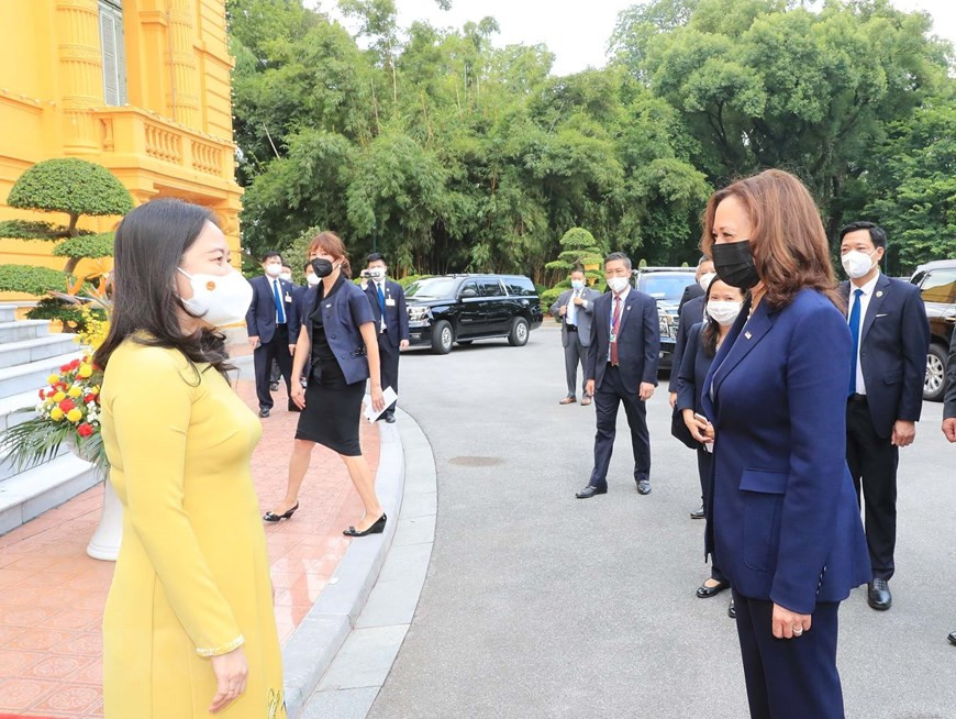 La vicepresidenta vietnamita, Vo Thi Anh Xuan, (a la izquierda) da la bienvenida a la vicepresidenta estadounidense, Kamala Harris (Foto: VNA)