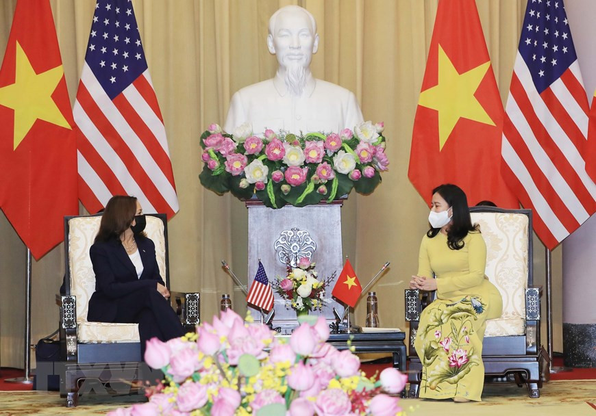 La vicepresidenta vietnamita, Vo Thi Anh Xuan, (a la derecha) recibe a su homóloga estadounidense, Kamala Harris (Foto: VNA)