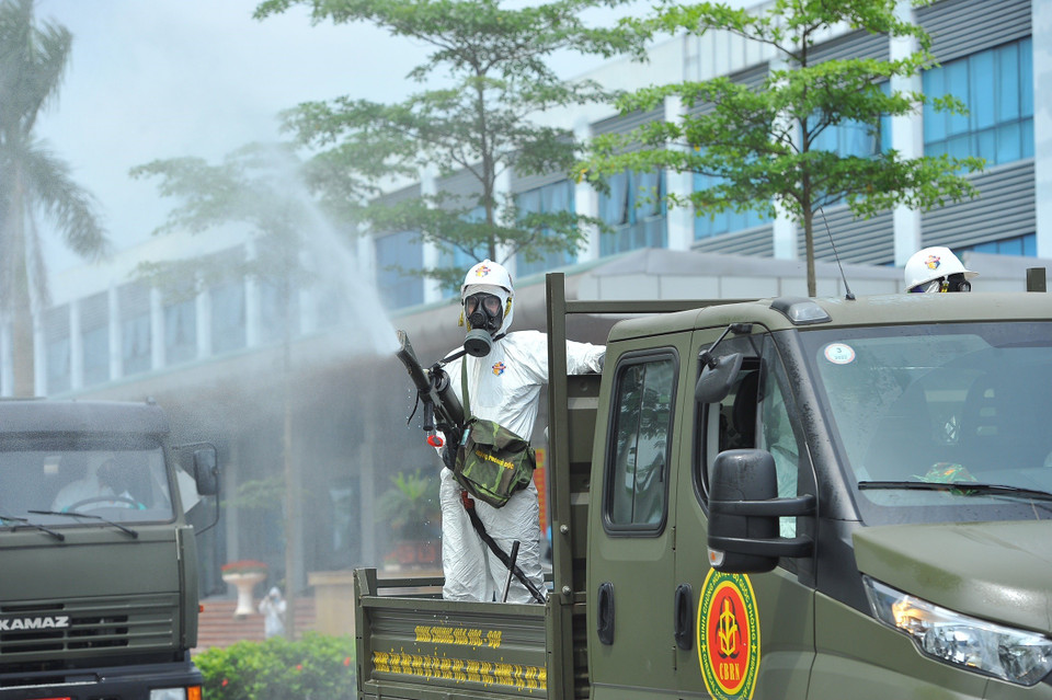 El Comando de Química realiza la desinfección de la dependencia 2 del Hospital Nacional de Enfermedades Tropicales en el distrito de Dong Anh (Foto: VNA)