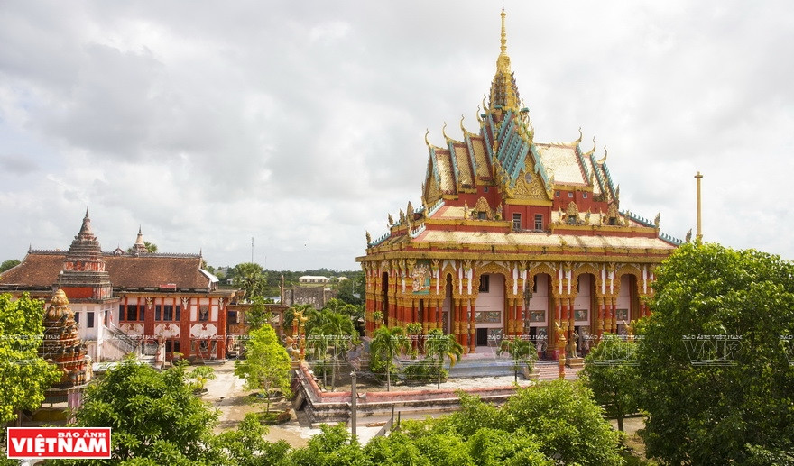 El techo de la pagoda está estructurado en muchas capas superpuestas, creando un espacio elevado (Fuente: VNA)