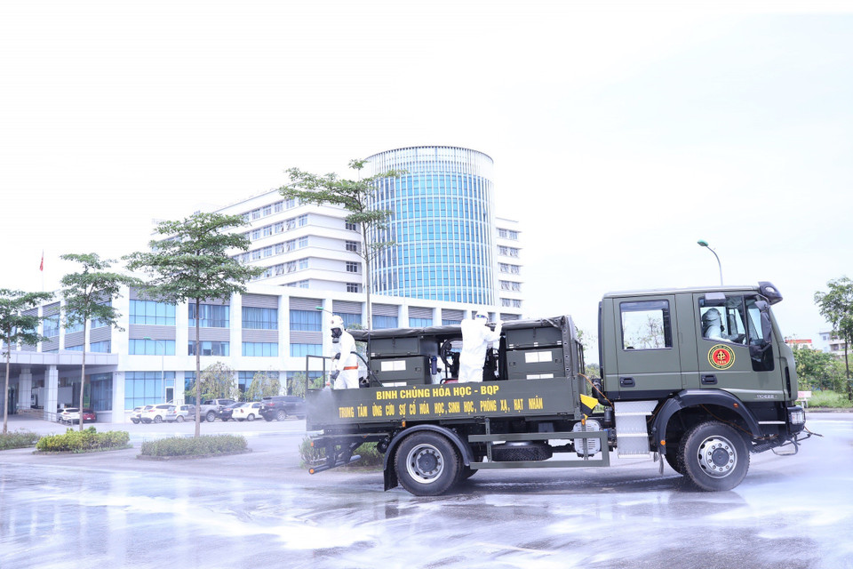 El Comando de Química realiza la desinfección de la dependencia 2 del Hospital Nacional de Enfermedades Tropicales en el distrito de Dong Anh (Foto: VNA)