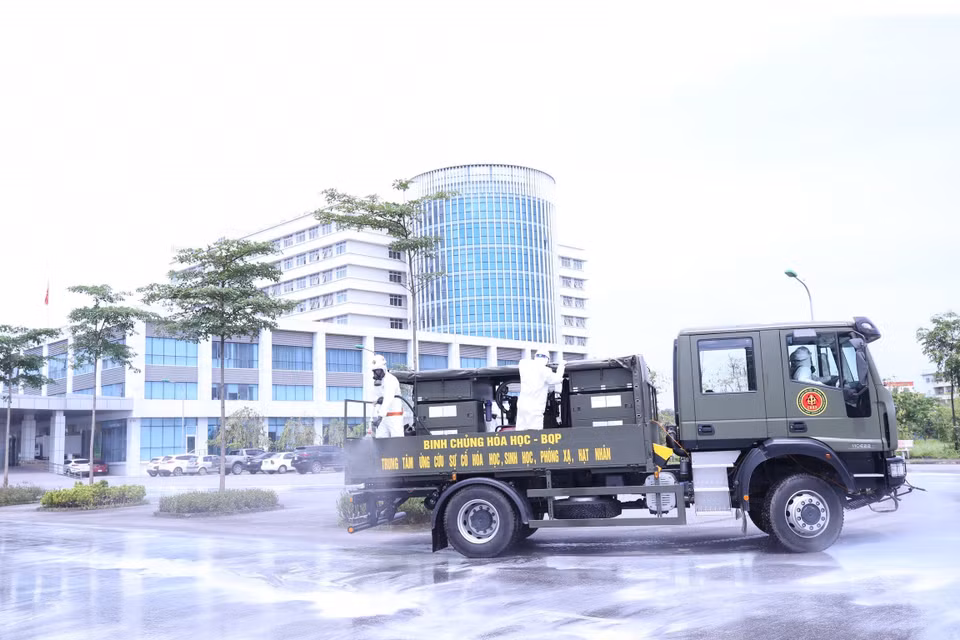 El Comando de Química realiza la desinfección de la dependencia 2 del Hospital Nacional de Enfermedades Tropicales en el distrito de Dong Anh (Foto: VNA)