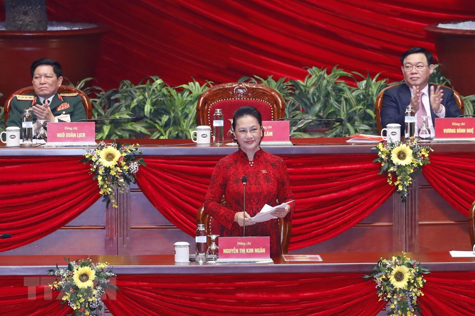 La presidenta de la Asamblea Nacional de Vietnam, Nguyen Thi Kim Ngan, en nombre del Presidium, encabeza la sesión de clausura del XIII Congreso Nacional del PCV. (Foto: VNA)