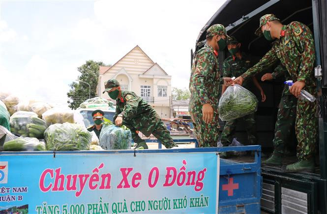 El Comando Militar de la provincia de Dong Thap apoya el transporte de 50 toneladas de productos agrícolas para los habitantes de Ciudad Ho Chi Minh (Foto: VNA)