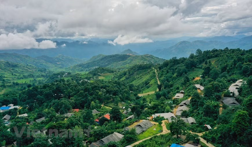A unos 30 kilómetros de la ciudad de Lai Chau, la aldea de turismo comunitario de Sin Suoi Ho (en el distrito de Phong Tho, provincia de Lai Chau) se encuentra a una altitud de casi mil 500 metros sobre el nivel del mar, con un clima fresco durante todo el año. En el pasado, los residentes de Sin Suoi Ho solo sabía cómo trabajar duro en la agricultura. Pero después de cinco a seis años de familiarización con el turismo, el pensamiento y la conciencia de las personas han cambiado notablemente para aprovechar el favor de la naturaleza en el desarrollo turístico (Foto: Vietnam+)