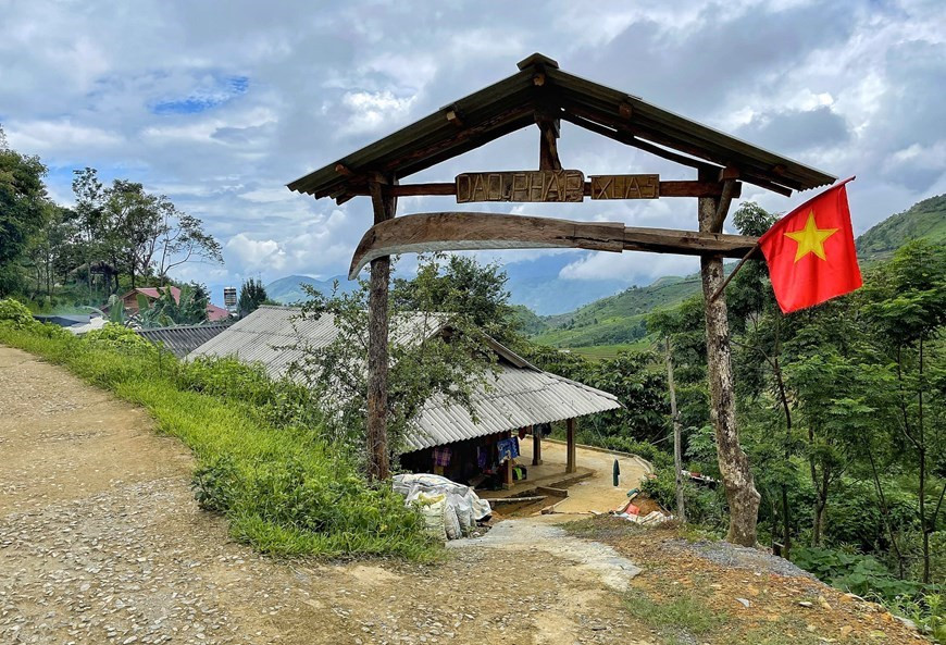 En la foto: Una puerta con su barra horizontal en forma de machete. Sin Suoi Ho en idioma local significa "primavera con oro", evocando la imagen de un pequeño pueblo tranquilo, lleno de árboles frutales con cascadas y arroyos que susurran toda la noche y el día. Su rica vida cultural y espiritual también es un imán para los turistas. Los más especiales son los festivales tradicionales como 'Le mung lua moi' (nueva celebración del arroz) y el festival 'Gau Tao', el festival más importante del pueblo Mong, que se celebra a principios de la primavera para expresar su gratitud al cielo y a la tierra y reza por buena suerte y felicidad en el nuevo año (Foto: Vietnam+)
