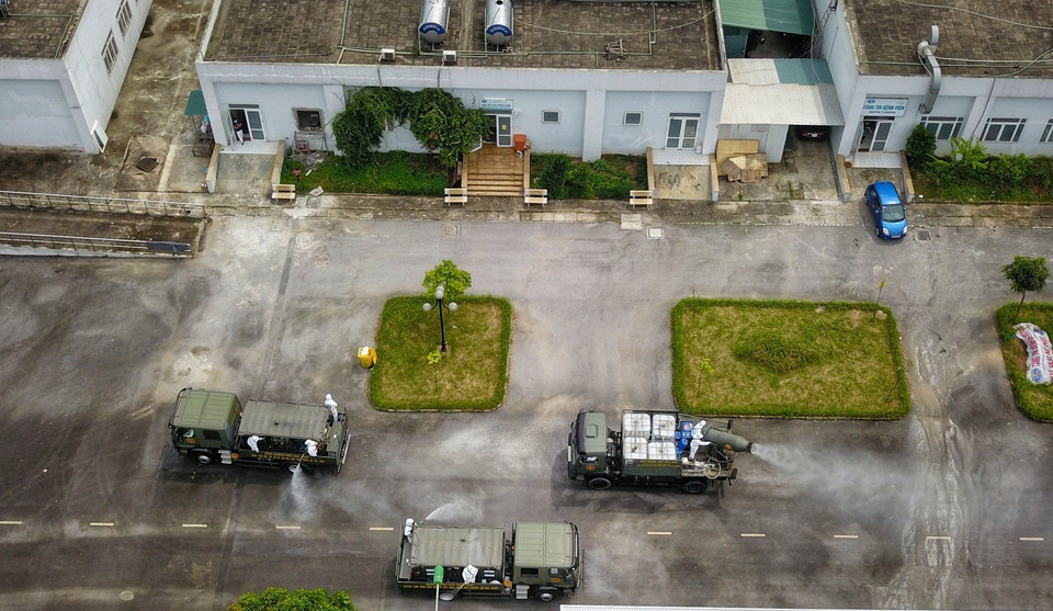 El Comando de Química realiza la desinfección de la dependencia 2 del Hospital Nacional de Enfermedades Tropicales en el distrito de Dong Anh (Foto: VNA)
