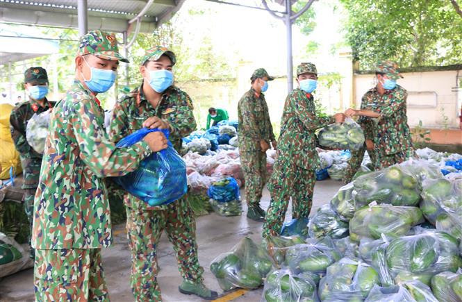 El Comando Militar de la provincia de Dong Thap apoya el transporte de 50 toneladas de productos agrícolas para los habitantes de Ciudad Ho Chi Minh (Foto: VNA)