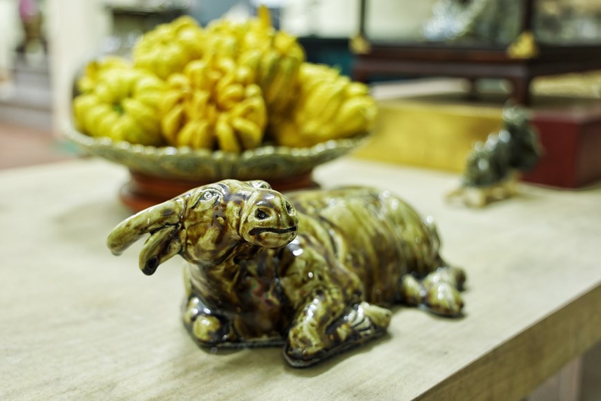 Hoy, Vietnam está avanzando con fuerza en el camino de la integración y la modernización- industrialización. Los equipos y la maquinaria han reemplazado gradualmente a los búfalos en la producción agrícola. Sin embargo, el búfalo no pierde su valor por eso, ya que en las áreas remotas donde las máquinas no se pueden acceder, la fuerza del búfalo todavía es necesaria. Desde su papel en la agricultura, el búfalo está presente en todos los aspectos de la vida espiritual del pueblo vietnamita, desde la literatura, la pintura, las costumbres hasta la gastronomía. El más destacado es el festival de lucha de búfalos, considerado uno de los más singulares de los pobladores costeros (Foto: Vietnam+)