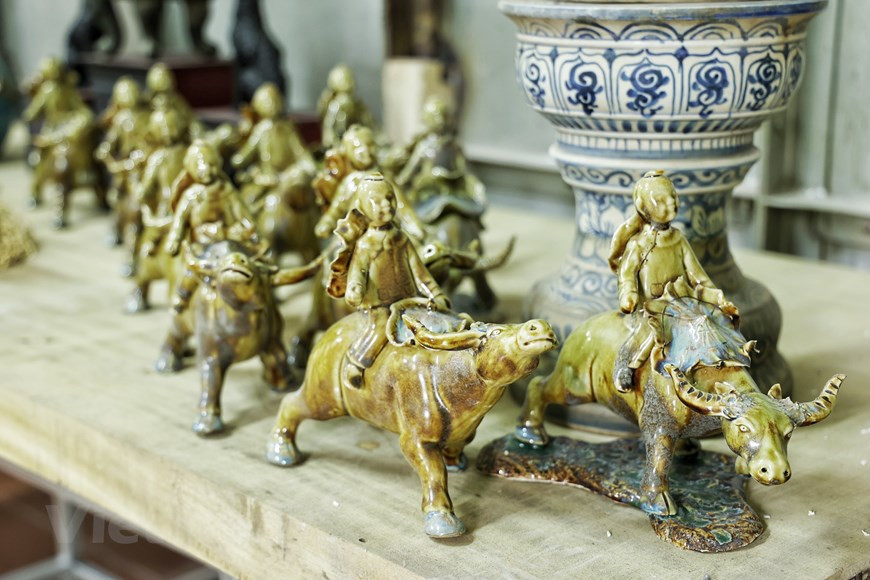 En la cultura oriental, el búfalo está en la segunda posición de los 12 animales del horóscopo y al mismo tiempo es el líder de los seis ganados (búfalo, perro, caballo, cabra, pollo y cerdo). El búfalo tiene un papel muy importante en el cultivo del arroz húmedo. Desde su domesticación, el búfalo es uno de los animales más íntimos a los humanos. En medicina, muchas partes del búfalo pueden ayudar a proteger la salud humana. En el concepto religioso, el búfalo es uno de los animales relativos a la práctica de la meditación en el budismo. La imagen de un búfalo laborioso en el campo es popular en la cultura vietnamita (Foto: Vietnam+)