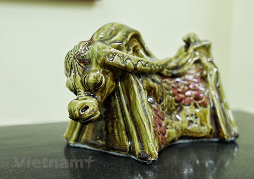 Según los sitios arqueológicos, hace decenas de miles de años, los vietnamitas domesticaron al búfalo salvaje y lo convirtieron en un animal útil para la producción agrícola. Se puede decir que el búfalo ha acompañado a los agricultores a lo largo de la historia y se ha convertido en una imagen familiar del campo y la vida de los campesinos. Debido a su papel importante en la agricultura, el rey Ly Nhan Tong (1066-1128) prohibió matar búfalos para comer carne en 1123. La siguiente dinastía, la de Tran (1225-1400), también siguió sus antecesores, estipulando fuertes penas por el delito de robar y matar búfalos (Foto: Vietnam+)