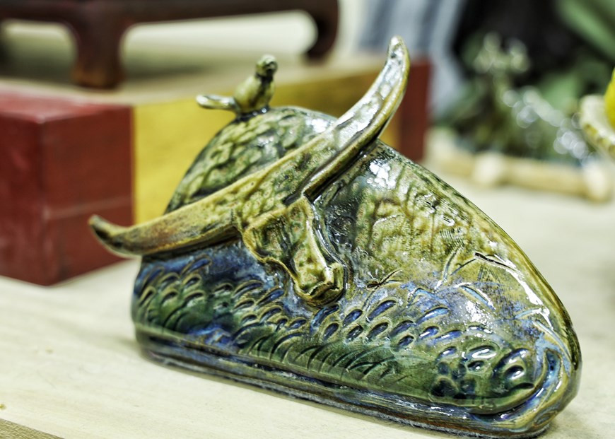 El ternero, el toro o el buey es uno de los primeros símiles de la práctica de la meditación. A medida que el budismo se extendió por la región del sudeste asiático, el símil del toro se extendió con él. Las conocidas diez imágenes de pastoreo de bueyes surgieron en China en el siglo XII. Probablemente la primera serie fue hecha por Ching-chu, en el siglo XI. La versión más conocida de los dibujos de pastoreo de bueyes fue dibujada por el maestro chino Rinzai Chán (Zen) del siglo XII, quien también escribió poemas de acompañamiento y palabras introductorias adjuntas a la fotos (Foto: Vietnam+)