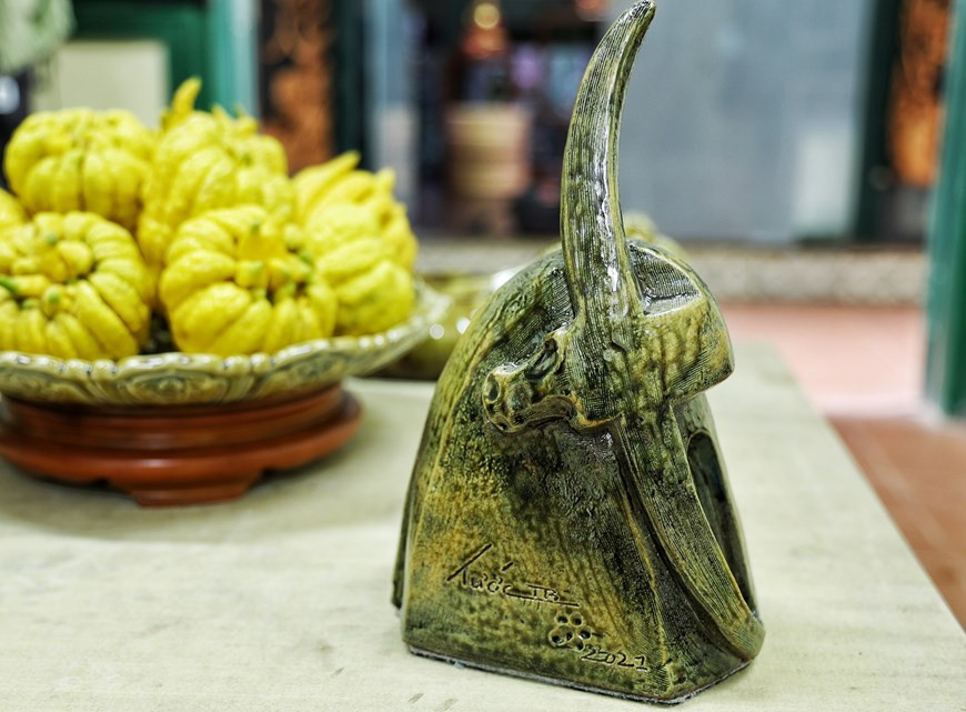 Con motivo del Año Lunar 2021 (Año del Buey), el artesano vietnamita Tran Tuoc ha lanzado la colección titulada “Jardín de Búfalo” con docenas de obras sobre el animal familiar en la cultura tradicional vietnamita y la producción agrícola. La recreación del autor Tran Tuoc también se inspiró en el “Diez Toros” o “Diez imágenes de pastoreo de bueyes” (Thap Muc Nguu Do), una serie de poemas breves y dibujos que los acompañan utilizados en el budismo Zen para describir las etapas del progreso de un practicante hacia la iluminación, y su regreso a la sociedad para representar la sabiduría y la compasión (Foto: Vietnam+)