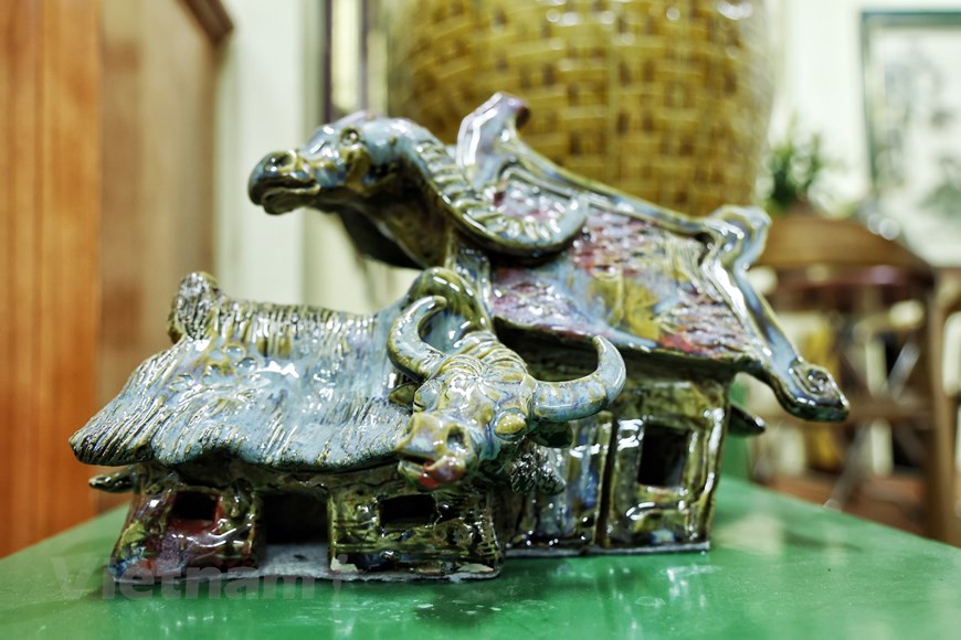 La imagen del búfalo ha entrado en la poesía, aparecido en refranes, modismos y canciones populares de los niños, convirtiéndose en una inspiración para que los autores y músicos compongan canciones y poemas sobre el búfalo. Desde pequeños, los niños saben cómo pastorear búfalos y cortar pasto para ayudar a sus padres y al mismo tiempo, capturar cangrejos y caracoles y jugar a las cartas. Al crecer, los niños supieron controlar a los búfalos para arar. Cuando envejecen y su salud empeora, los ancianos continuaron criando búfalos y terneros para ayudar a sus hijos y nietos en las labores en el campo (Foto: Vietnam+)